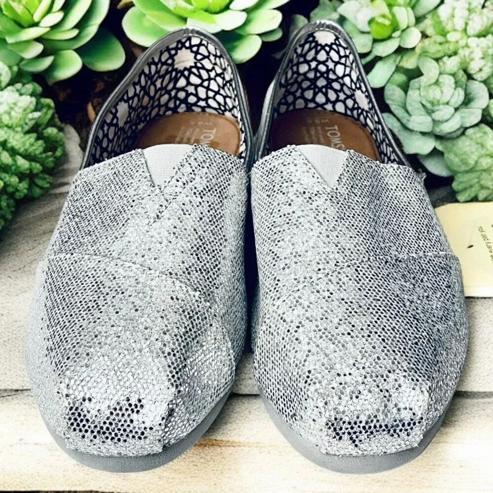 NWT Gorgeous TOMS 9.5 Silver Glitter Sparkly Alpargatas Flat Loafers Comfy Shoes